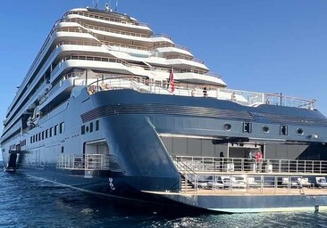 La lujosa cadena de hoteles Ritz Carlton se apunta a la Feria de Abril con su buque Evrima, que ha llegado este miércoles