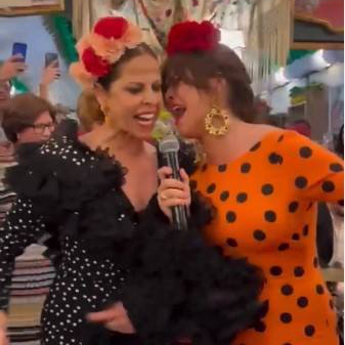 Pastora Soler y Vanessa Martín cantando en la Feria de Abril de Sevilla 2024