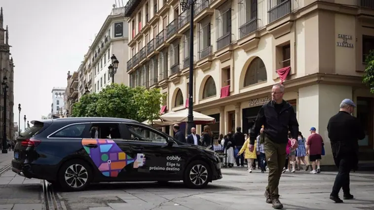 Los taxistas de Sevilla denuncian «cobros abusivos» de los VTC (Uber y Cabify) en Feria de Abril