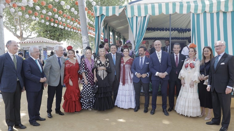 Enrique Belloso, Juan Jurado, Juan Miguel Vega, Mari Ángeles Rodríguez Peralta, Macarena O'Neill, Patricia del Pozo, José Alberto Parejo Gamir, Rocío Blanco, Manuel Alejandro Cardenete, Antonio Muñoz, Jaime Javier Domingo, Manuela Serrano, Sonia Gaya y Joaquín López, en la recepción de la Universidad CEU San Pablo en la caseta de la COPE