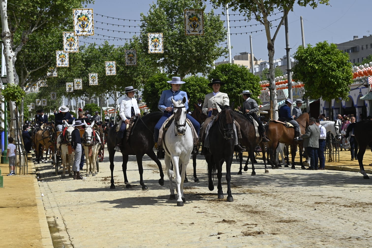 Gran ambiente en las calles del real este jueves de Feria 