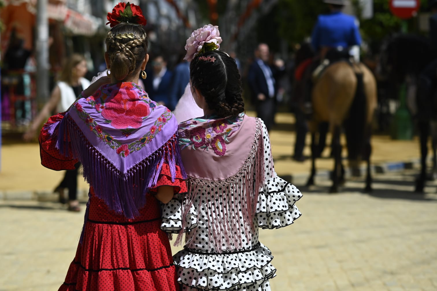 Gran ambiente en las calles del real este jueves de Feria 