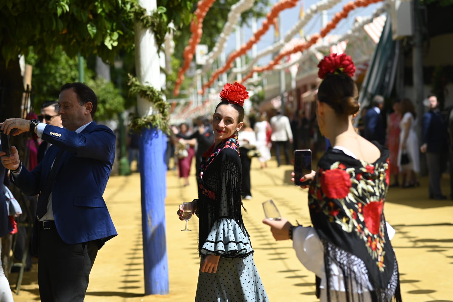Gran ambiente en las calles del real este jueves de Feria 