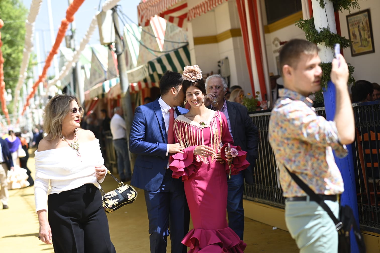 Gran ambiente en las calles del real este jueves de Feria 