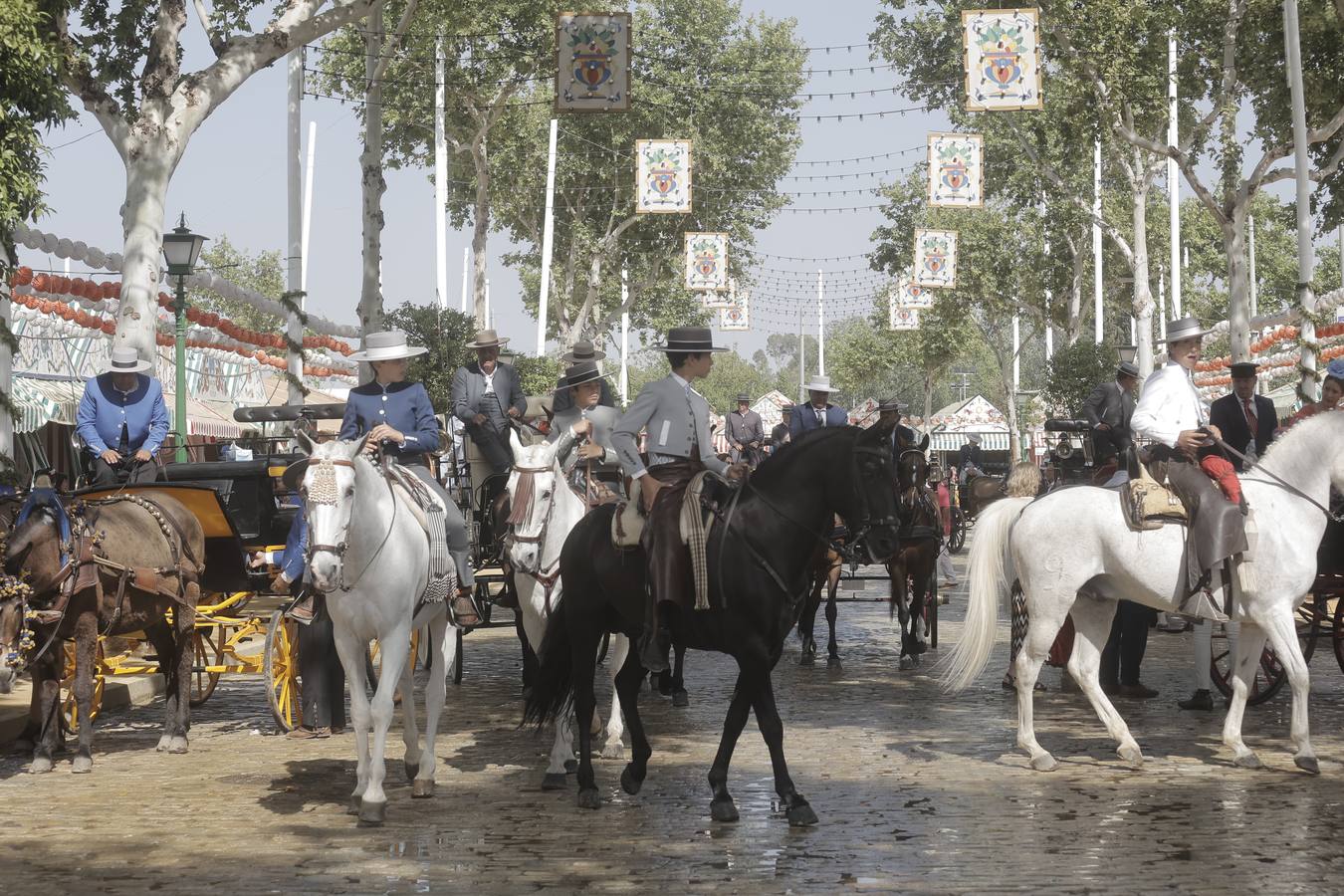 Gran ambiente en las calles del real este jueves de Feria