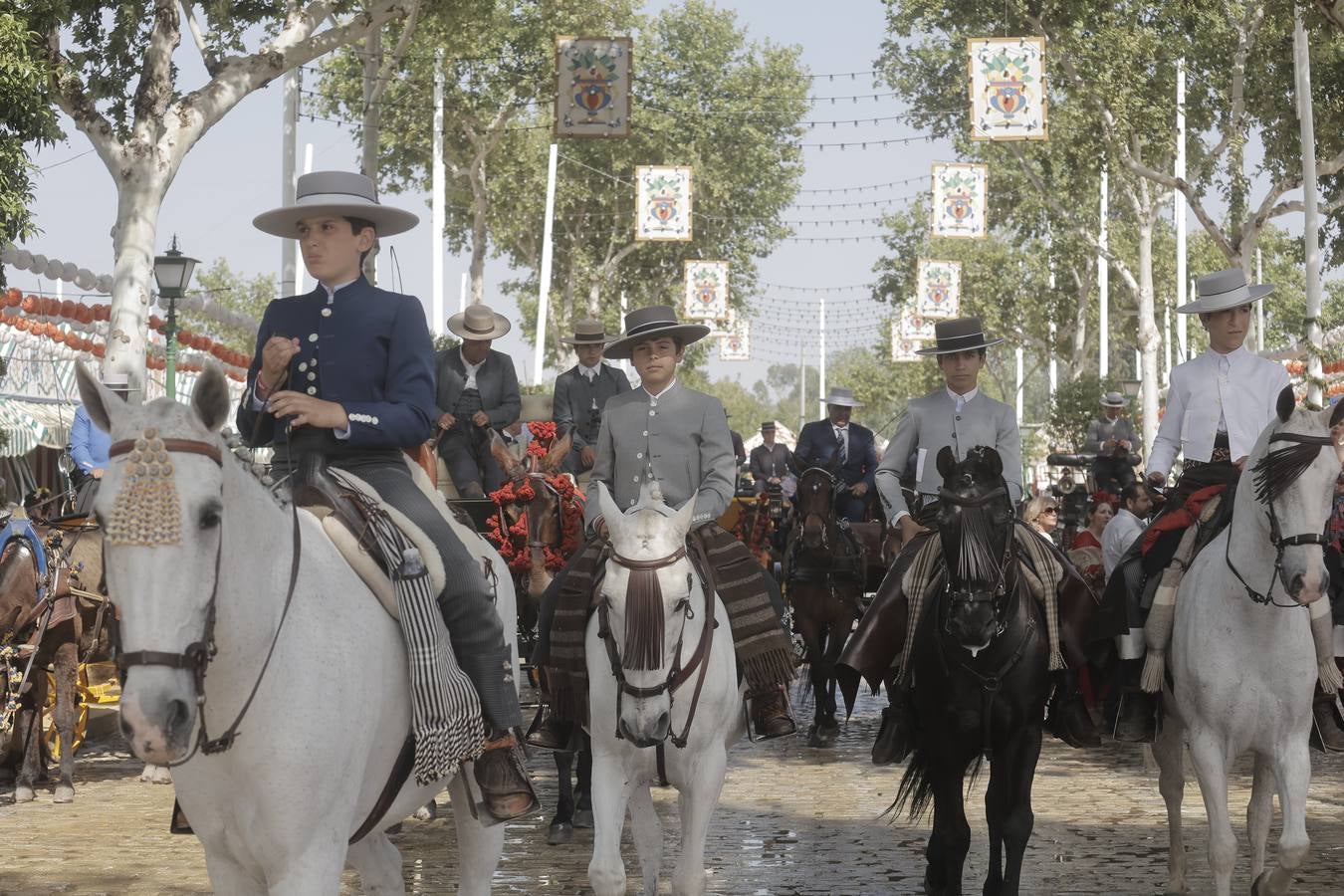 Gran ambiente en las calles del real este jueves de Feria
