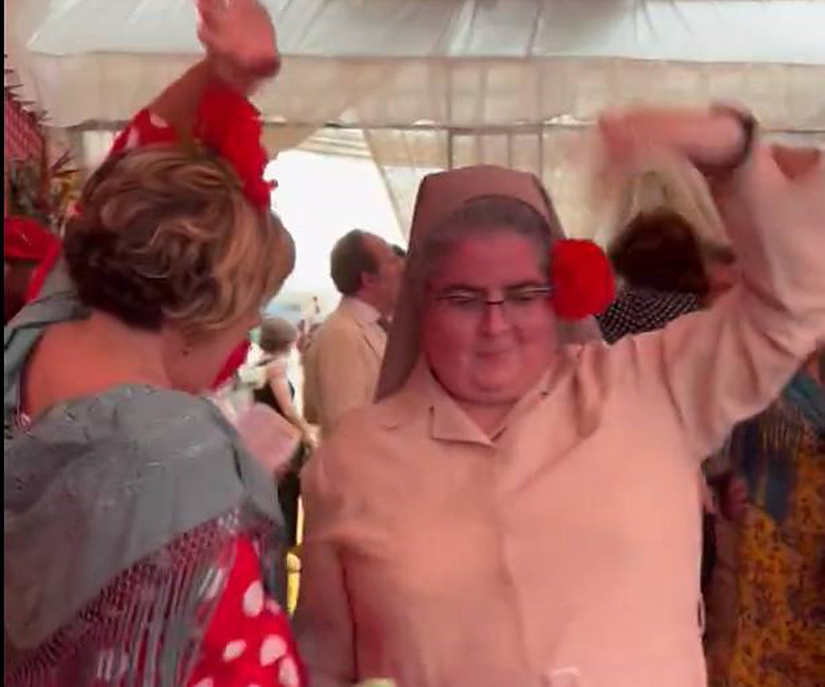 La Hermana Mónica bailando sevillanas en la Feria de Abril de Sevilla 2024