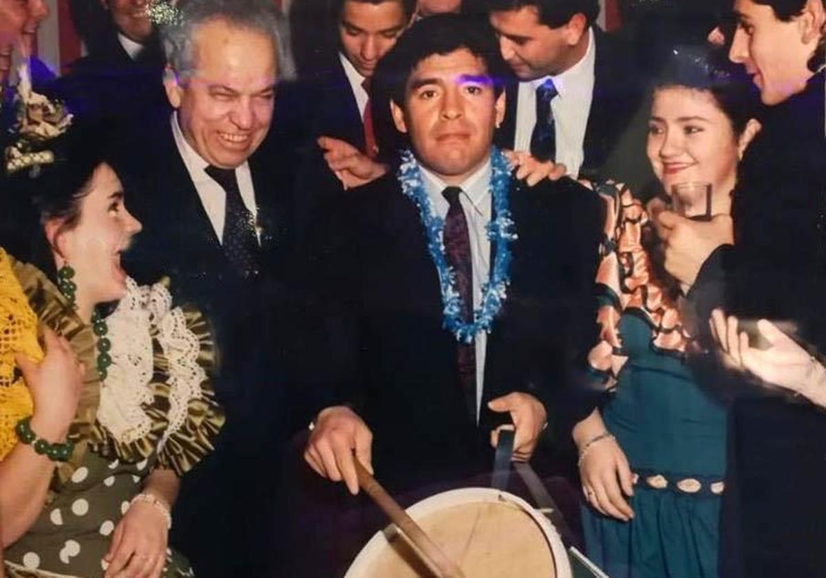 La mítica imagen de Maradona en una ficticia Feria de Abril de Sevilla