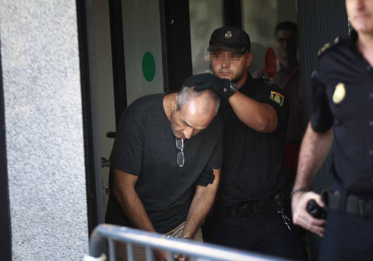 El Dioni de Almensilla saliendo de los juzgados en 2016 tras su arresto en Barajas