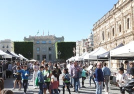 Sevilla recupera veinte años después el Día del Libro con una gran respuesta del público