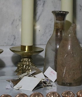 Imagen secundaria 2 - Dos operarios han retirado la lápida y extraído el féretro junto con algunos papeles que estaban en la tumba. Previamente, el arzobispo y el resto de miembros presentes han hecho el juramento