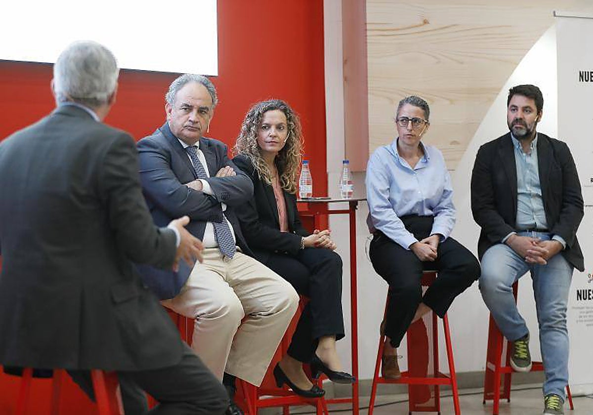 Juan Carlos Blanco, Manuel Romero Ortiz, Rocío de Santiago, Belén Barreiro y Rafael Seiz este miércoles en la fábrica de Coca Cola