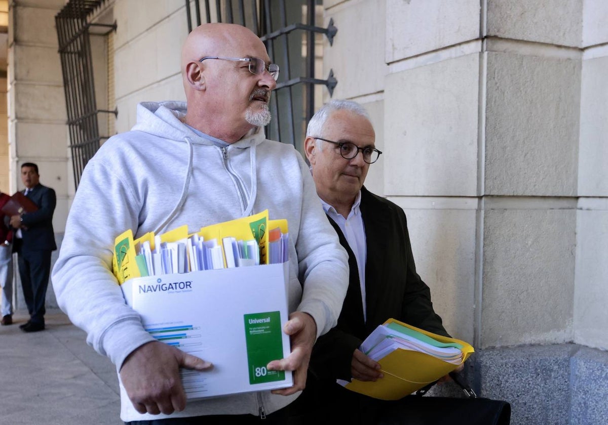 José Luis Escañuela, con una carpeta amarilla, junto a un acompañante con una caja, llegando a la Audiencia de Sevilla el pasado 9 de abril