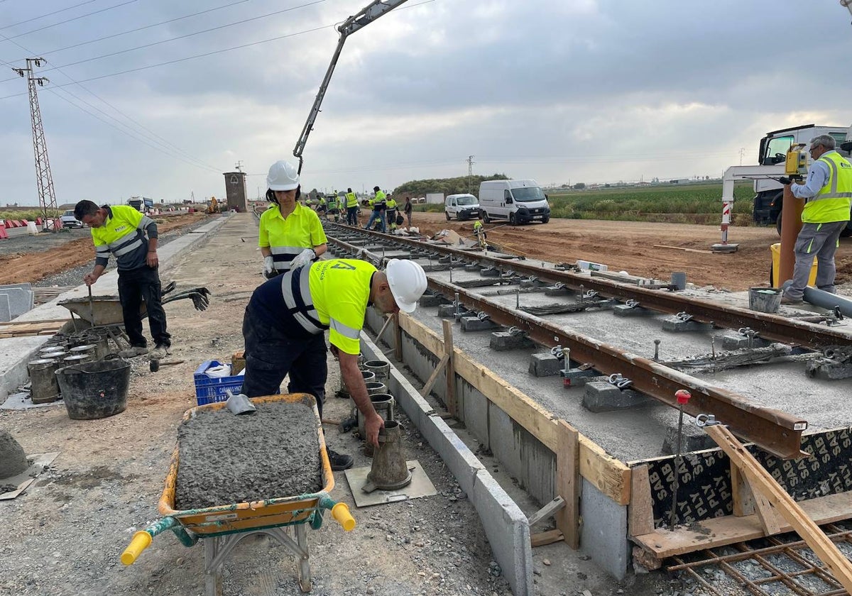 Trabajos para la instalación de las primeras vías de la línea 3 del metro