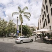 El Ayuntamiento ha habilitado un carril para los coches en la plaza de la Magdalena, con una valla junto a los veladores el hotel