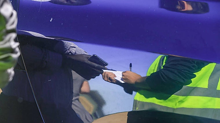 Un agente tomándole los datos a uno de los inmigrantes identificados en la explotación agrícola