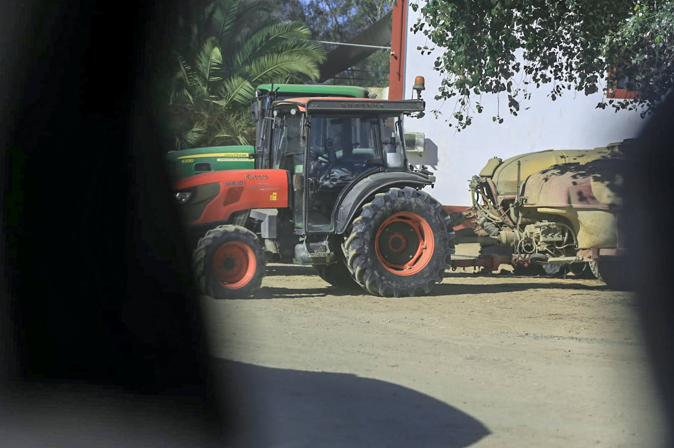 Los agentes inspeccionan una explotación agrícola en Villamanrique de la Condesa