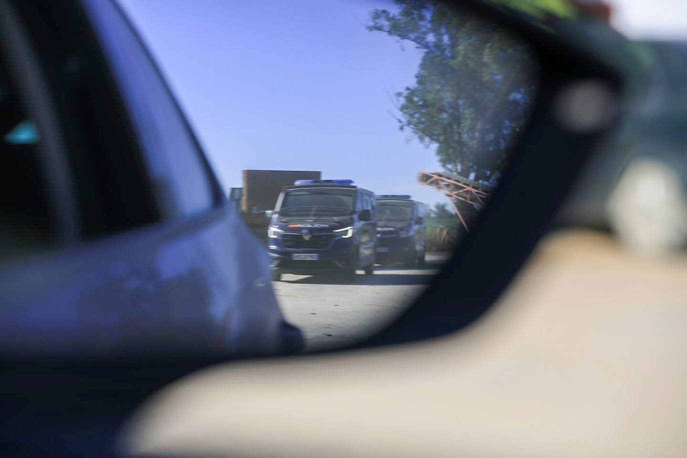 Los agentes inspeccionan una explotación agrícola en Villamanrique de la Condesa