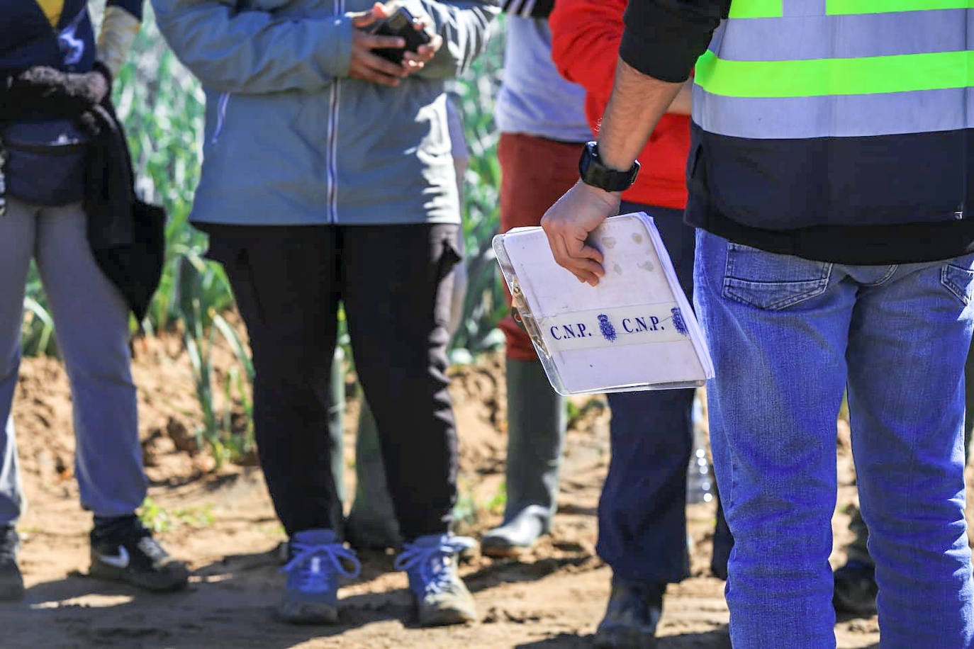 Los agentes inspeccionan una explotación agrícola en Villamanrique de la Condesa