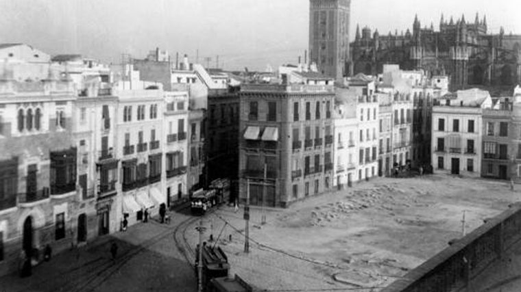 El antiguo tranvía pasa a pocos metros del solar de la antigua Lonja de los Genoveses, hoy ocupado por el Banco de España