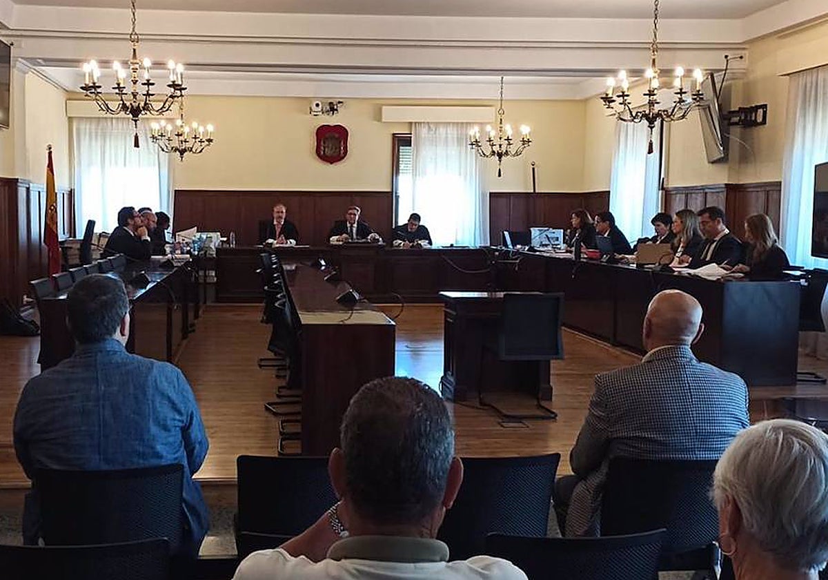 Juicio por el presunto desfalco de Almensilla con el acusado Ismael Perea a la izquierda y el extesorero Julio Mateos