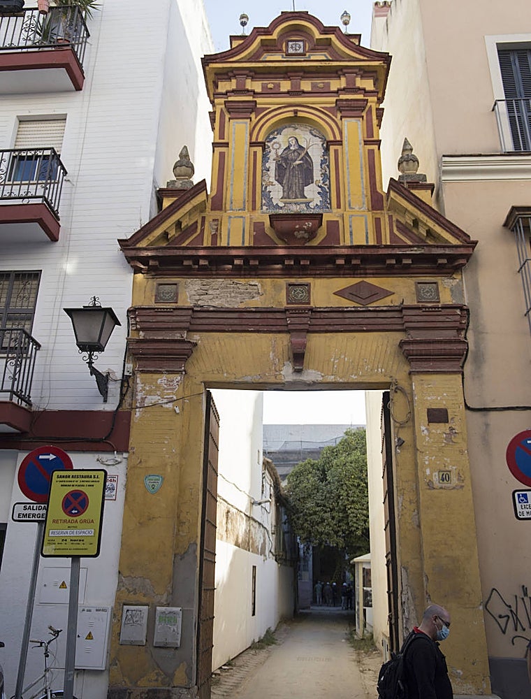Portada del convento que da a la calle Santa Clara, que se rstaurará en la primera fase de intervención