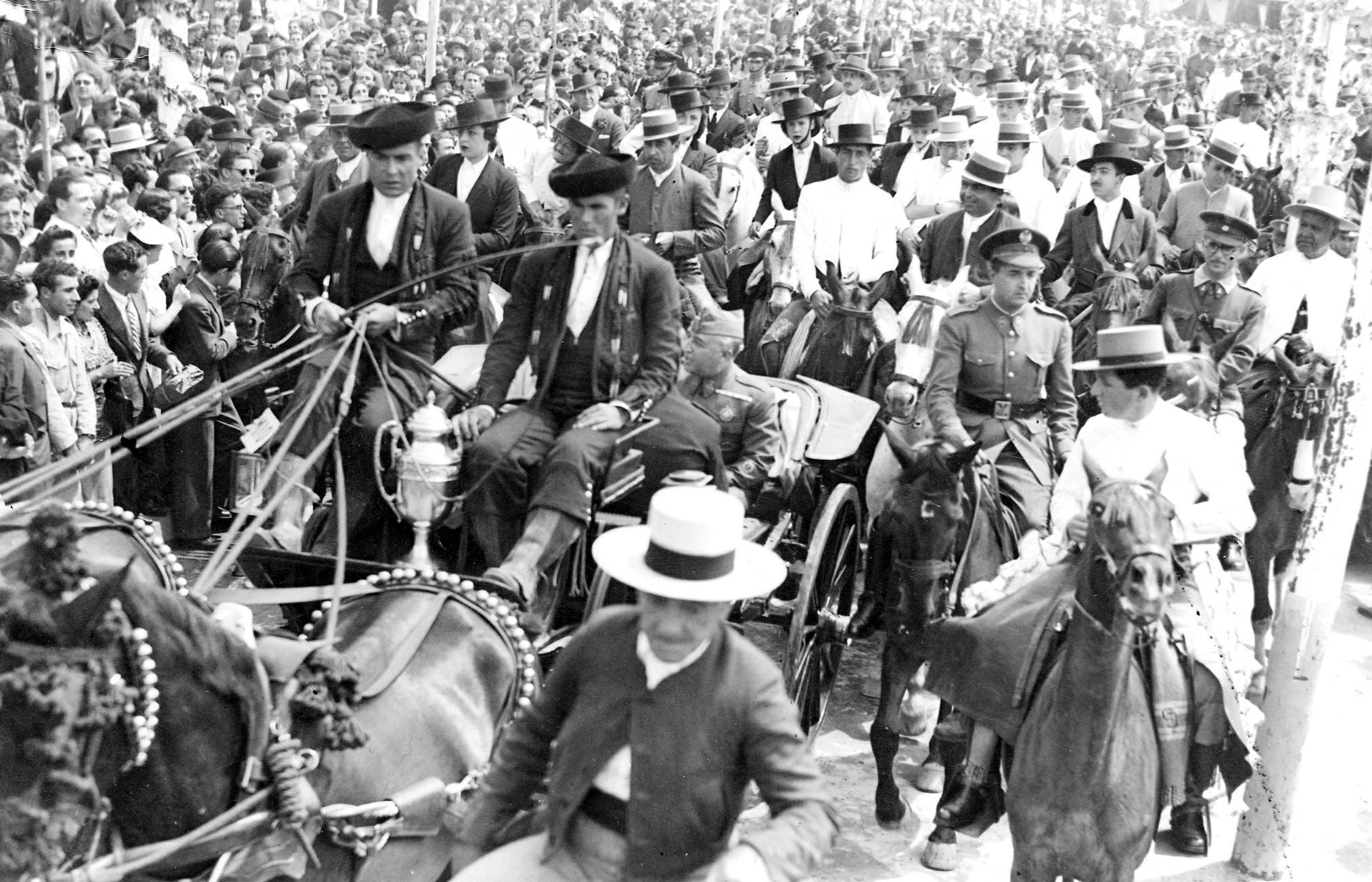 Franco, con uniforme militar, en el coche de caballo durante la Feria de Abril de 1943