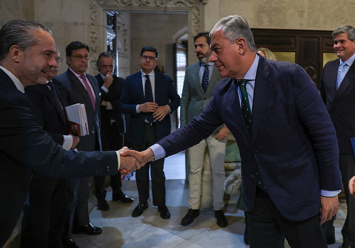 El alcalde de Sevilla, José Luis Sanz, saluda a representantes de empresas mineras
