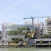 El edificio 'espejo' del Jardín de las Cigarreras de Sevilla ya tiene la cubierta de cristal instalada
