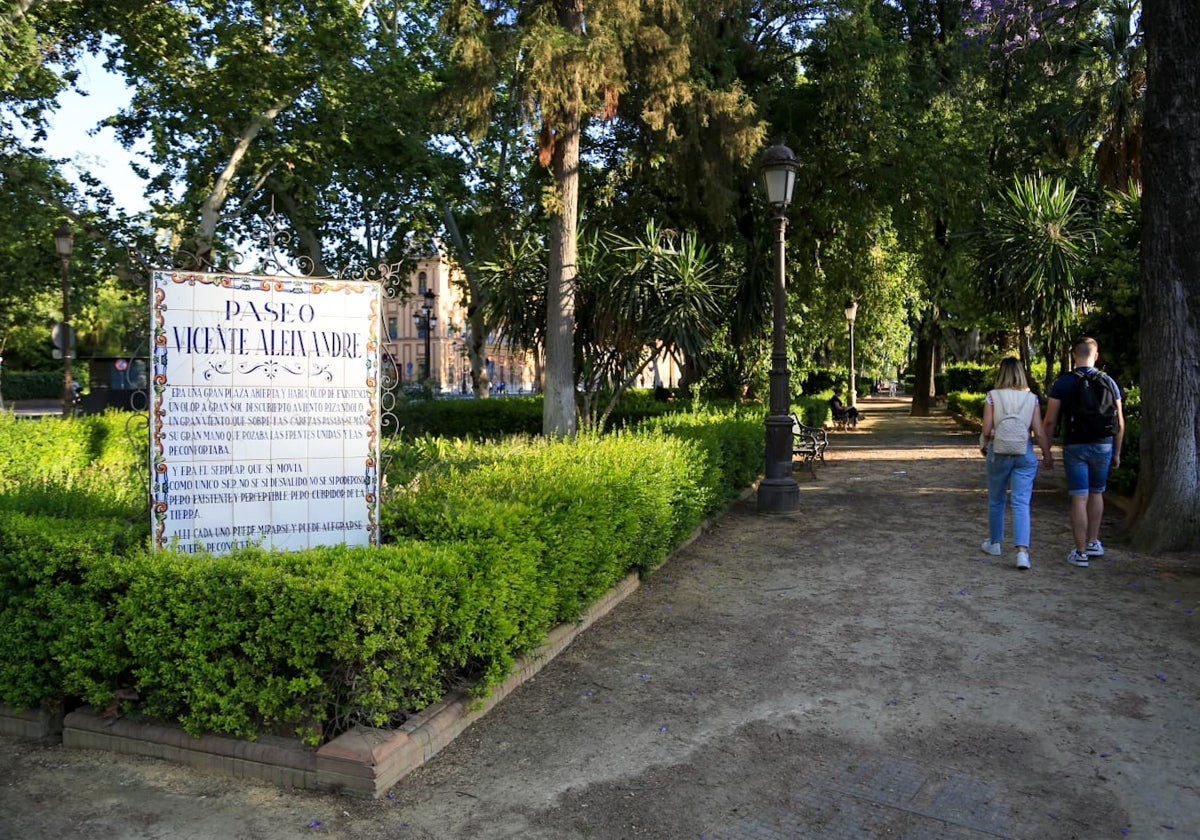 Junto al Palacio de San Telmo está situado el Paseo Vicente Aleixandre con una placa dedicada al poeta