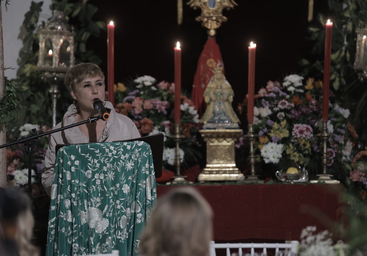 Stella Benot exaltando a la Cruz en el palacio de los Condes de Santa Coloma