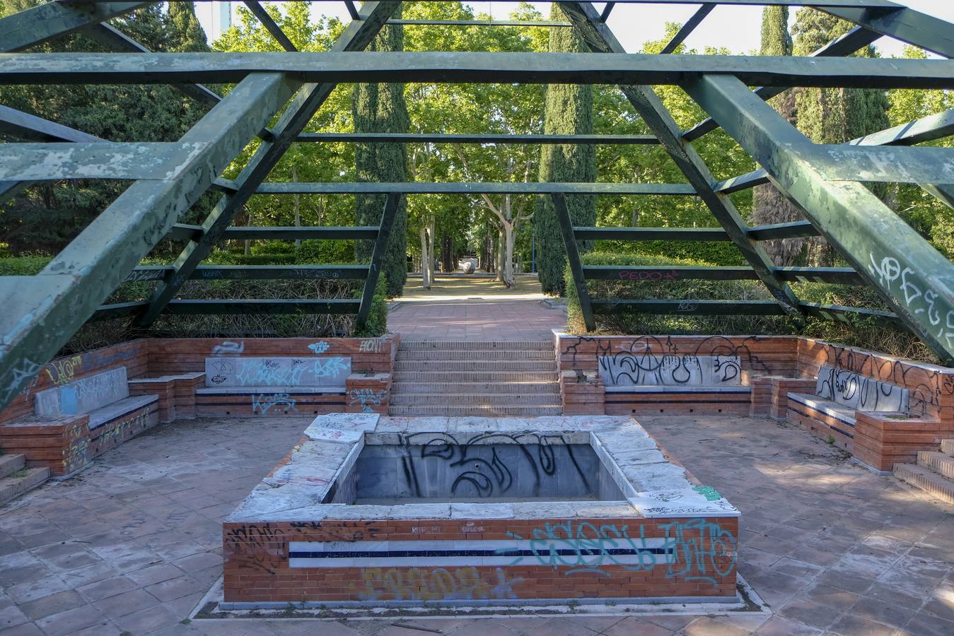 Deterioro y abandono en la orilla del río a su paso por La Cartuja y en el Paseo de Juan Carlos I