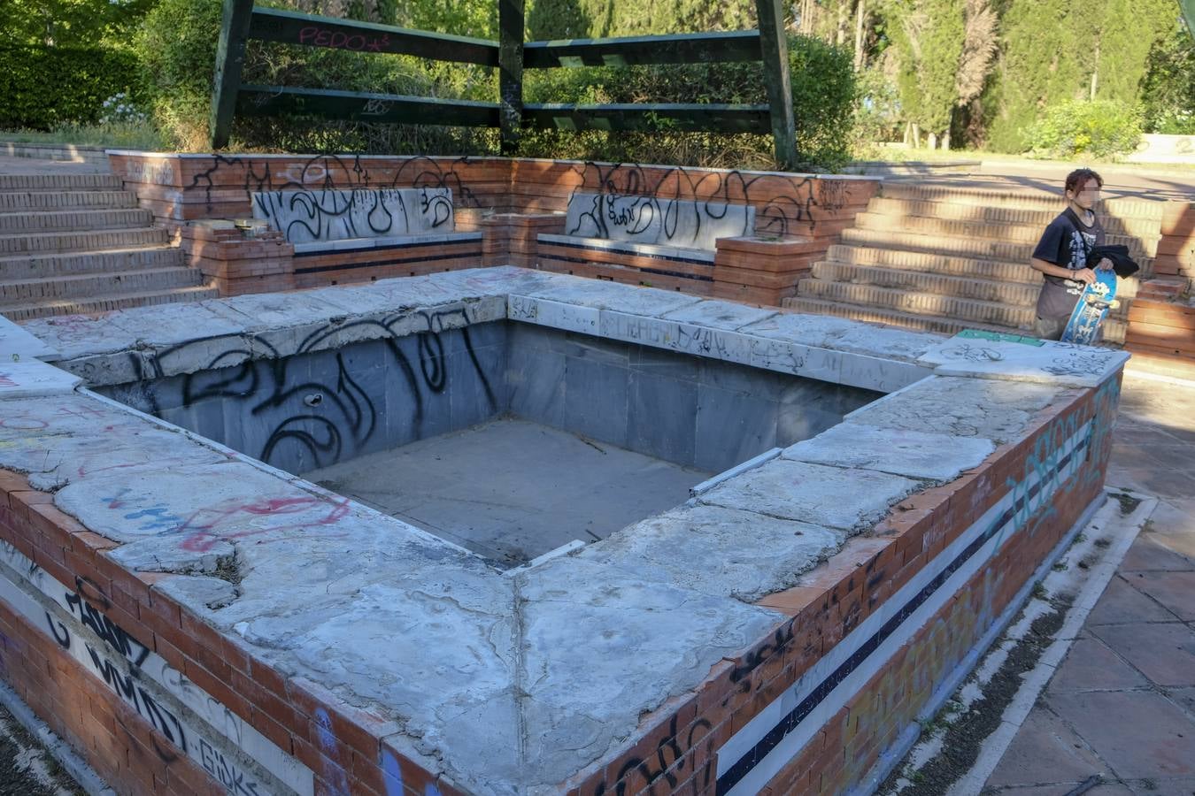 Deterioro y abandono en la orilla del río a su paso por La Cartuja y en el Paseo de Juan Carlos I