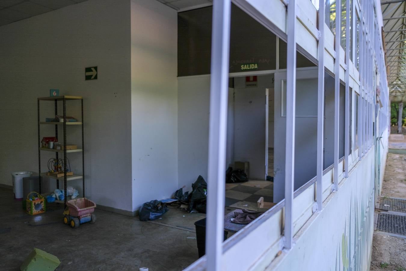 Deterioro y abandono en la orilla del río a su paso por La Cartuja y en el Paseo de Juan Carlos I