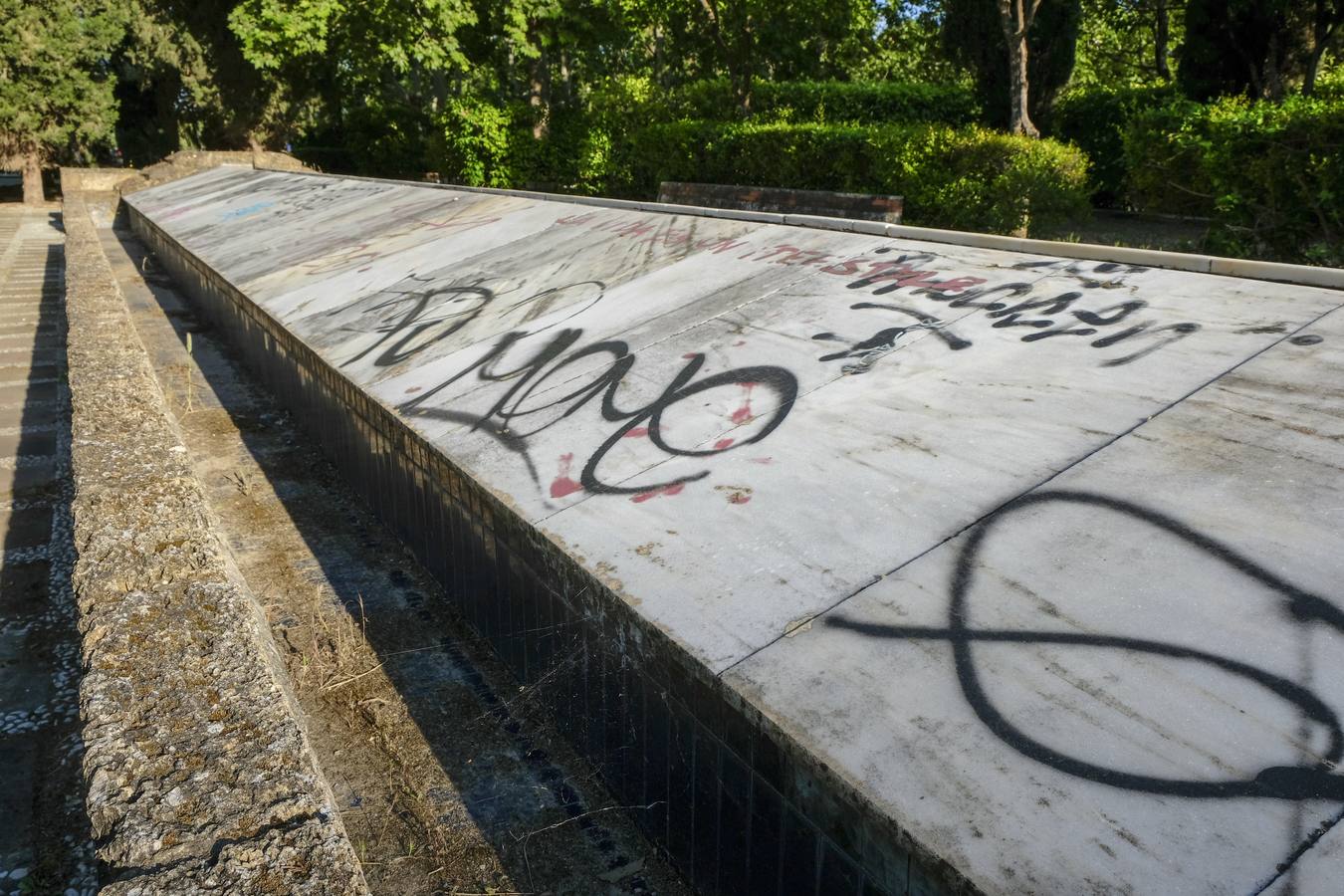 Deterioro y abandono en la orilla del río a su paso por La Cartuja y en el Paseo de Juan Carlos I