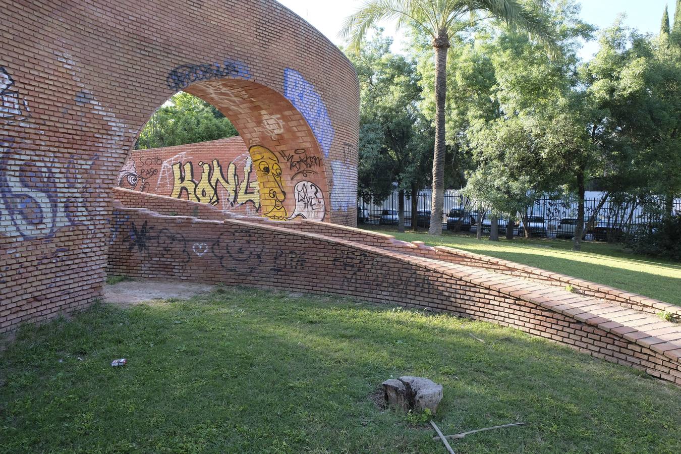 Deterioro y abandono en la orilla del río a su paso por La Cartuja y en el Paseo de Juan Carlos I