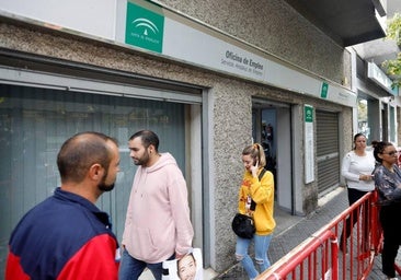 Los parados de larga duración en Andalucía bajan de 300.000 por primera vez desde 2009