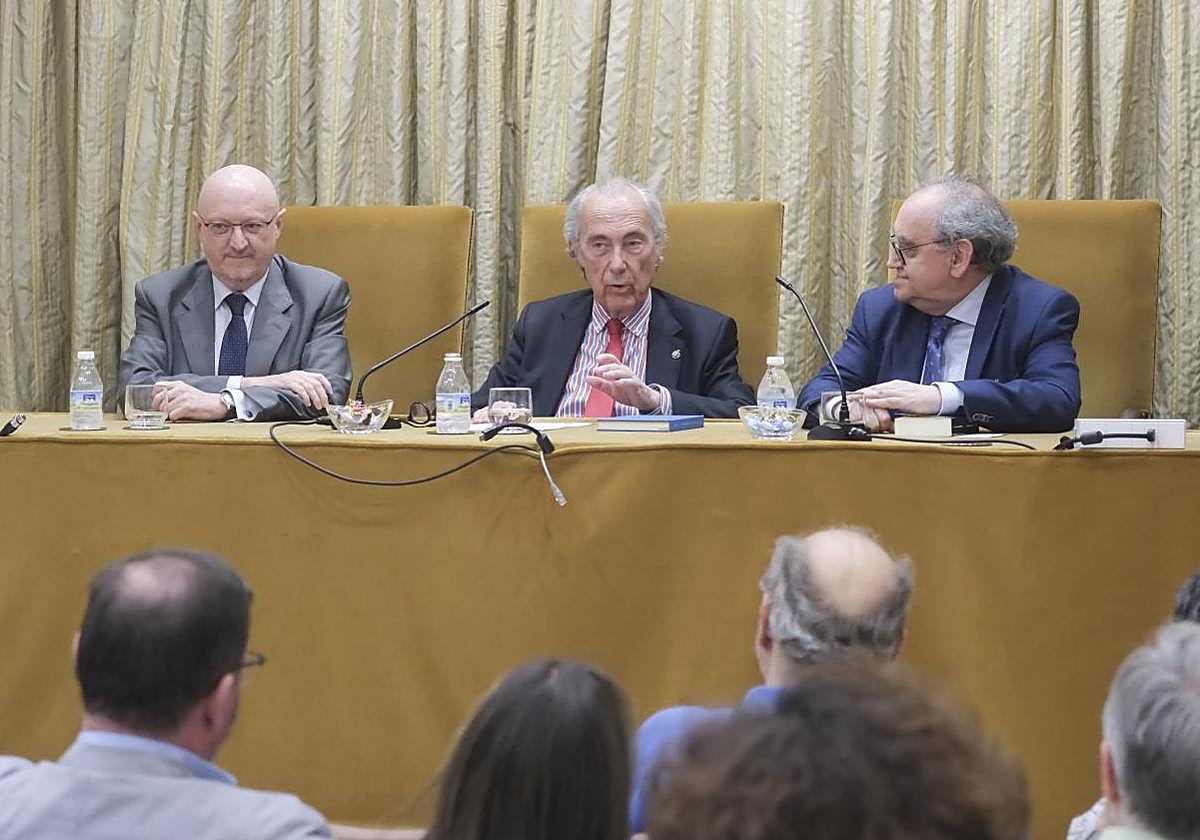 Luis Alberto de Cuenca, en el centro, durante la conferencia que ha pronunciado este lunes