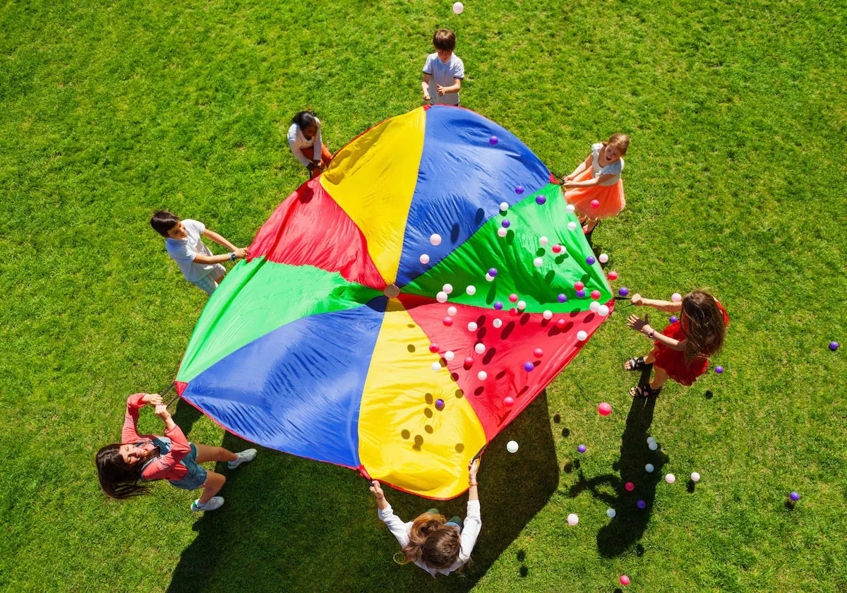 Imagen de varios niños realizando una actividad durante un campamento de verano