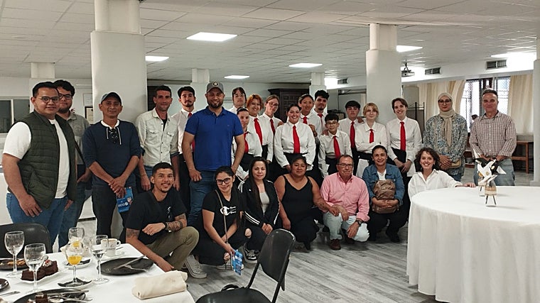 Modesto Delgado, con camisa rosa, en primera fila, junto a alumnos de los talleres de Los Pajaritos