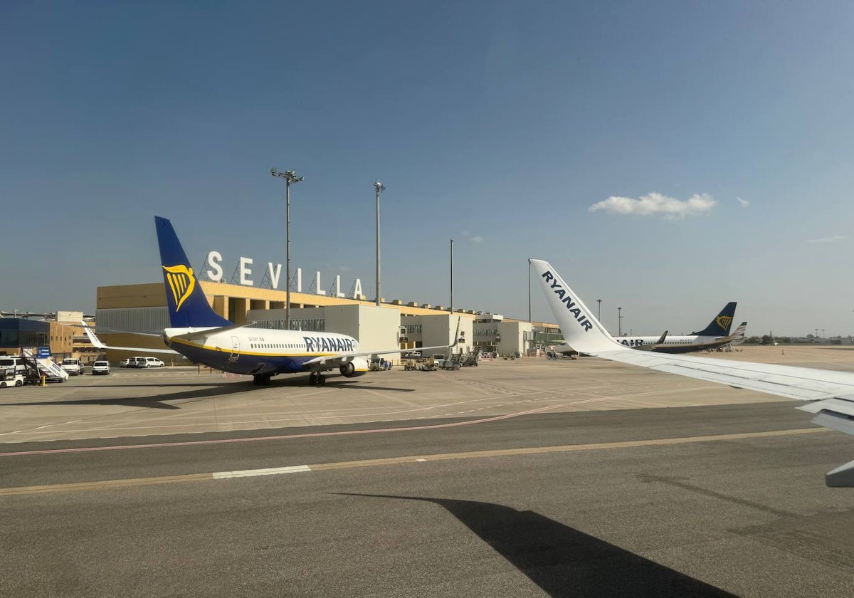 Imagen del aeropuerto de Sevilla con varios aviones de Ryanair