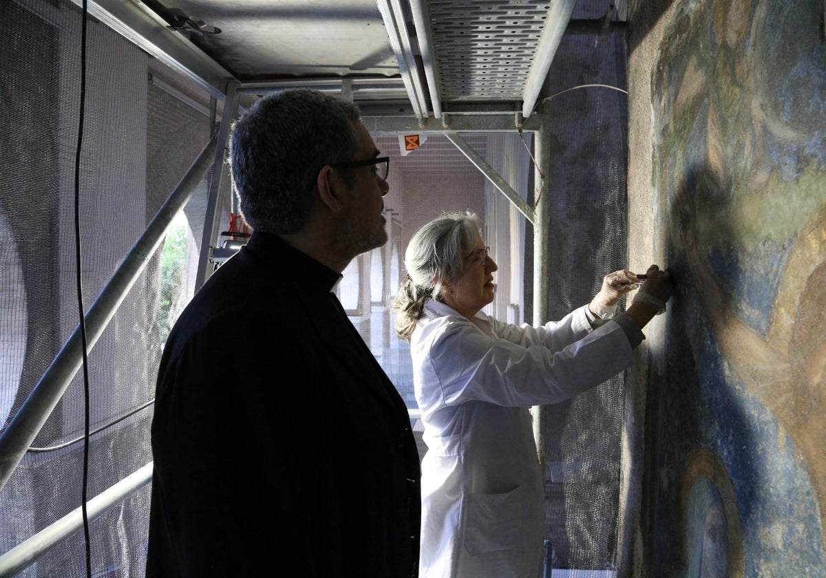 Francisco Román subido a un andamio de la Catedral de Sevilla junto a una restauradora