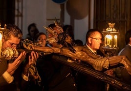 Los titulares de la Vera Cruz de Alcalá del Río saldrán en procesión de bajada en la madrugada de este domingo