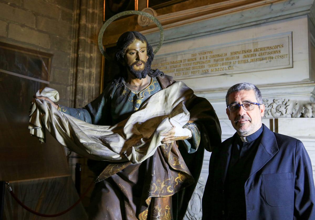 Francisco Román junto a la figura del retablo de San José de la Catedral de Sevilla