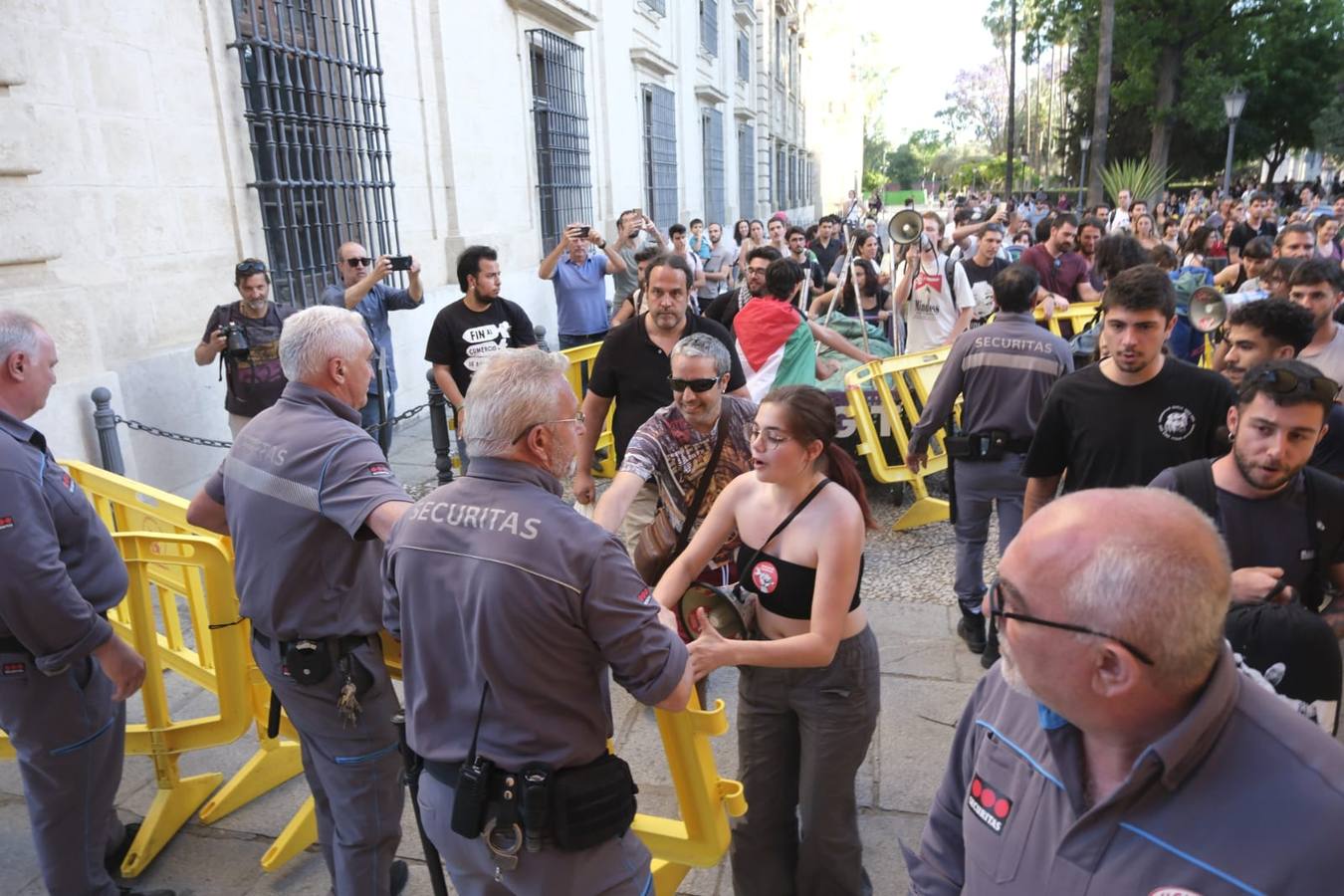 Los estudiantes han desplegado la bandera de Palestina y han intentado quitar las vallas que ha instalado la Universidad