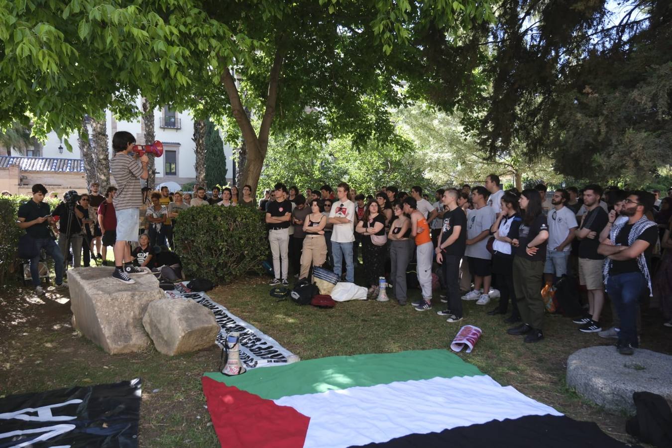 Los estudiantes han desplegado la bandera de Palestina y han emitido un comunicado para que pare el ataque de Israel