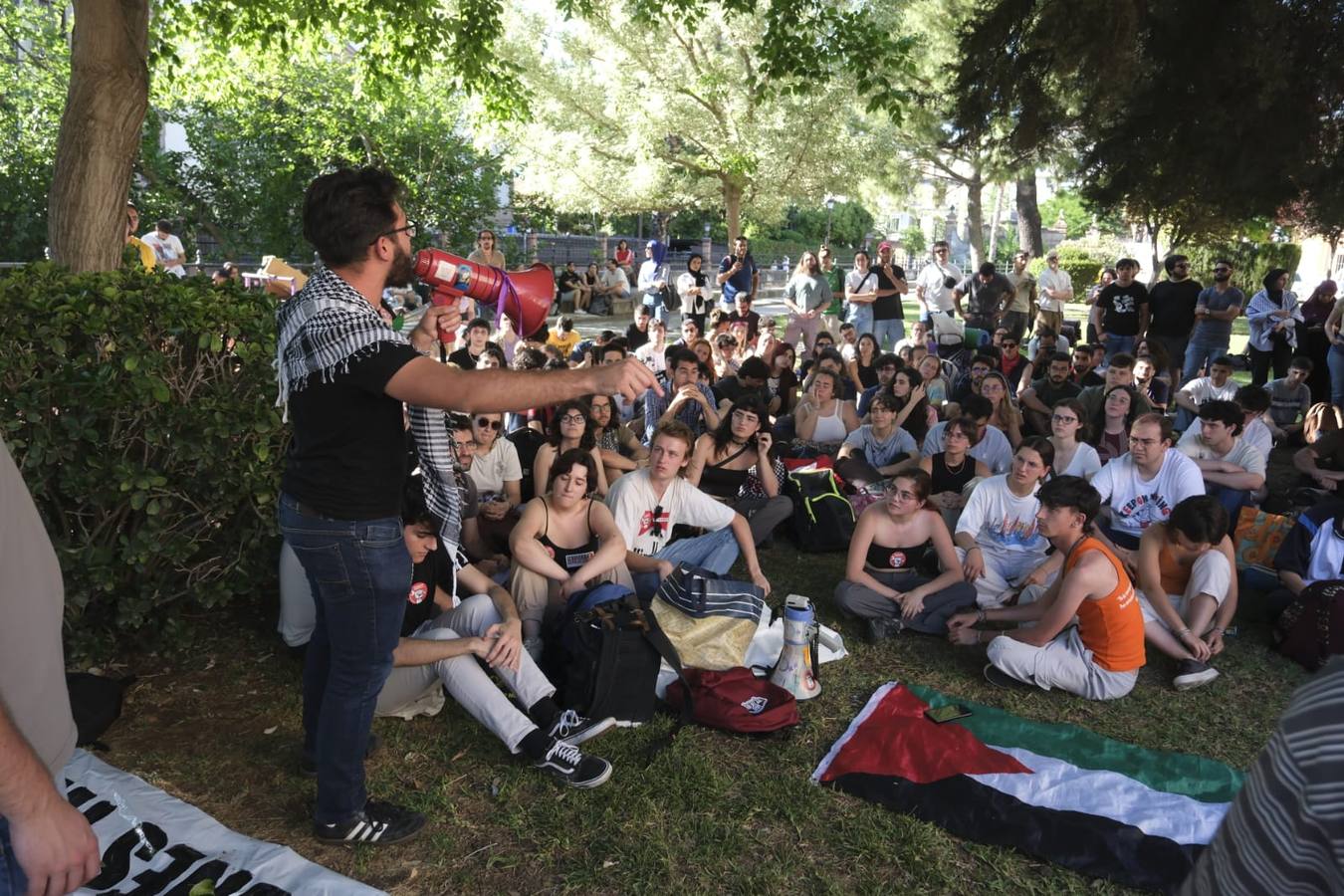 Los estudiantes han desplegado la bandera de Palestina y han emitido un comunicado para que pare el ataque de Israel