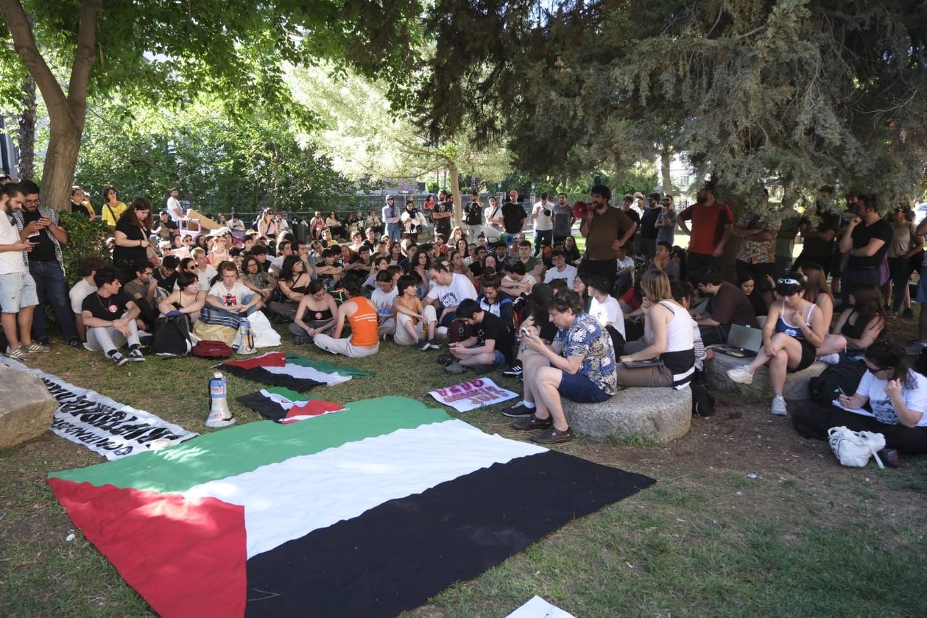 Los estudiantes han desplegado la bandera de Palestina y han emitido un comunicado para que pare el ataque de Israel