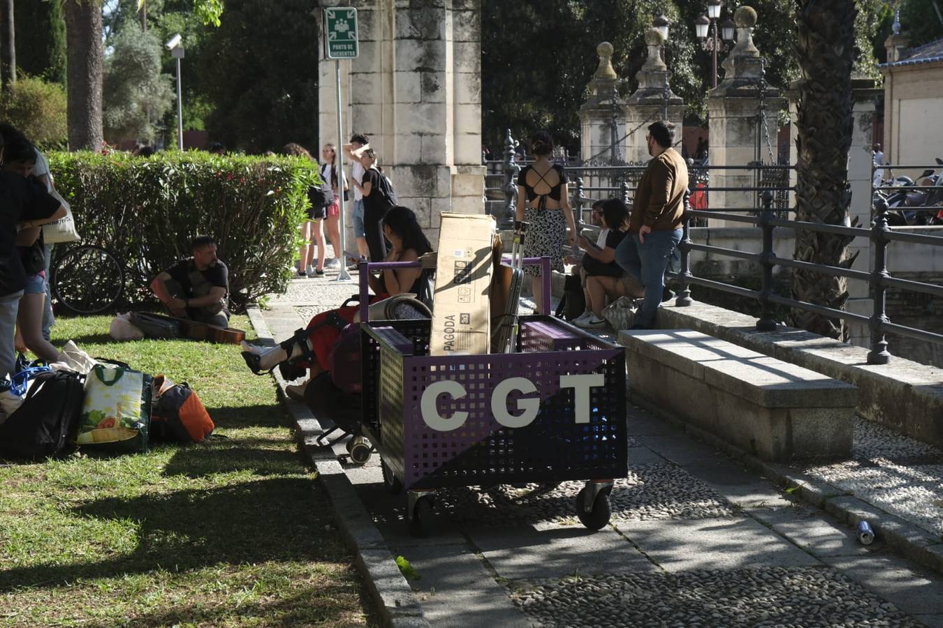 Los estudiantes han desplegado la bandera de Palestina y han emitido un comunicado para que pare el ataque de Israel