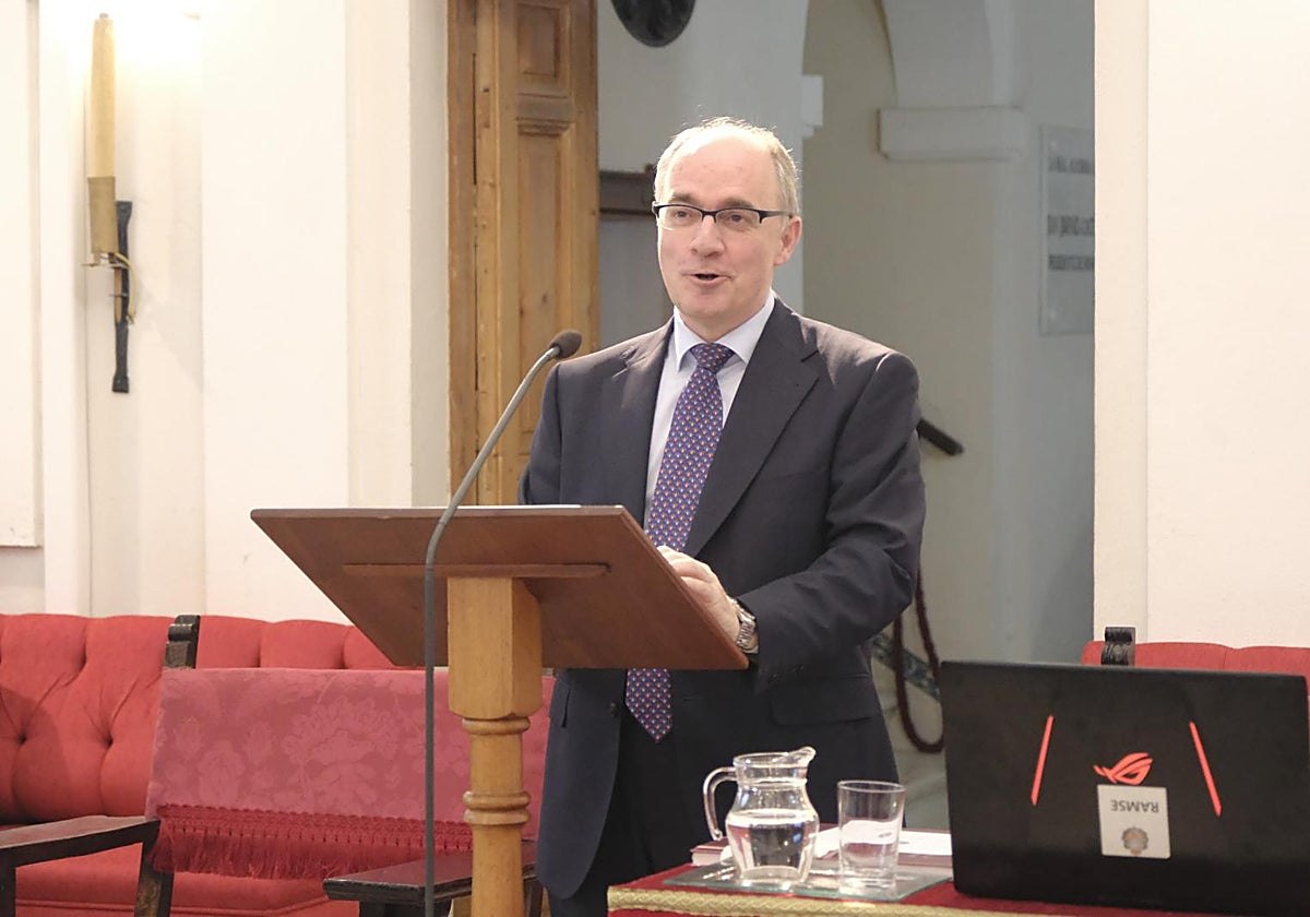 Antonio Cubillo, durante su conferencia en la Real Academia de Medicina y Cirugía